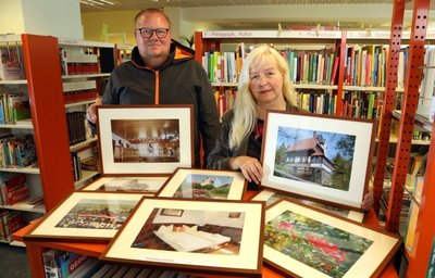 René Ilausky und Ines Schlösser mit einigen Fotos vom Berggasthaus, die in der Ausstellung in der Hans-Zesewitz-Bibliothek an der Hohenstein-Ernstthaler Herrmannstraße zu sehen sind. 