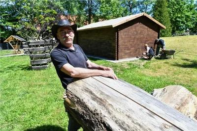 Freibergs Tierparkleiter Peter Heinrich - hier im neuen Gehege - freut sich schon auf die Alpakas und Nandus. 