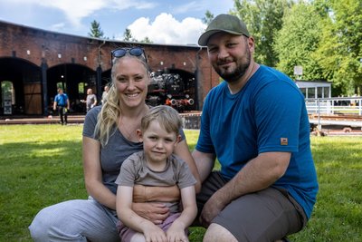 Eisenbahntage sind auch eine Familienangelegenheit: Desiree und Coya Gries sowie Bill Hofmann fanden es in Schwarzenberg toll.