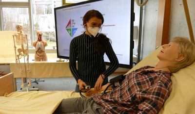 Mithilfe dieser Pflegepuppe kann Nadine Albrecht, Fachlehrerin für Gesundheits- und Krankenpflege, Schülern unter anderem zeigen, wie der Blutdruck korrekt gemessen wird. 