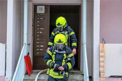 Zwei Trupps unter Atemschutz kamen bei dem Brand zum Einsatz.