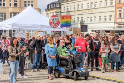 Viele Demonstranten hatten Plakate mitgebracht. Anders als in Aue verlief die Kundgebung auf dem Annaberger Markt störungsfrei. Es wurde gemeinsam gesungen.