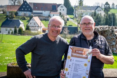Uwe Seifert (links) und Ehrhard Vogel gehören zum 18-köpfigen Komitee, das das Dorffest auf die Beine stellt.