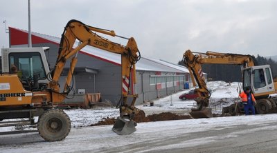 Im Gewerbegebiet Siebenhitz werden derzeit die Außenanlagen fertig gestellt.