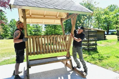 Im Tierpark Freiberg bauen Tierparkchef Peter Heinrich (r.) und Thilo Schudack eine Futterkrippe für Alpakas auf. 