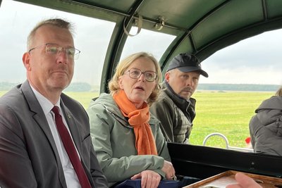 Kutschfahrt mit Ministerin: Regina Kraushaar und Landrat Sven Krüger (links, hier mit Landwirt Andreas Schneider) ließen sich am Mittwoch die Flurneuordnung in Hirschfeld zeigen.