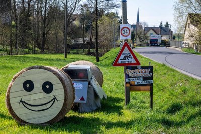 Auch eine Blitzer-Attrappe aus Stroh ist schon entstanden. Sie wirbt am anderen Ortseingang von Topfseifersdorf für das Dorffest.