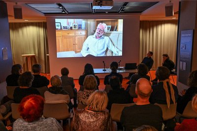 Einige der rund zehn minütigen Filme zeigte Beate Kunath zur Premiere auf großer Leinwand im Heym-Forum. Zu sehen ist der Germanist Peter Hutchinson aus Cambridge.
