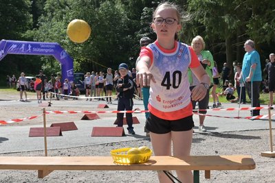 Volle Konzentration auch beim Hütchenwurf: Lina Tröger vom SV Stützengrün holte sich in der AK 8 den Sieg.