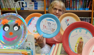 In der Bibliothek Oelsnitz gestalten die am Buchsommer teilnehmenden Kindern eine Lese-Raupe aus Papptellern. Die ersten Exemplare sind bereits beiBibliothekarin Heidrun Dohle eingegangen, sie stammen von Kindergartenkindern, die den Buchsommer symbolisch eröffnet haben. 