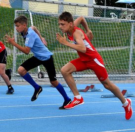 Christoph Rößler (r.) vom TSV Fortschritt Mittweida gewann bei den Regionalmeisterschaften im Juni zwei Medaillen. Er gehört im Verein zu den erfolgreichsten Nachwuchsathleten des Jahres. 