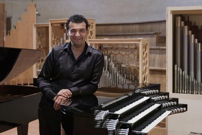 Paolo Oreni an seiner Wanderer-Orgel in Italien.