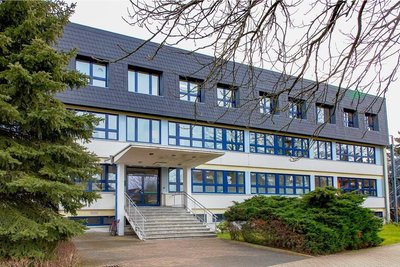 Das Regenbogen-Gymnasium in Augustusburg bleibt nach dem positivenCorona-Test bei einer Lehrerin zunächst bis Mittwoch geschlossen.
