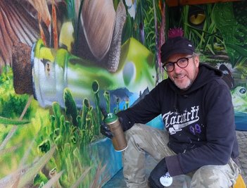 Eine Woche hat der Graffiti-Künstler Tasso gebraucht, um eine gelbe Carportwand in diese grüne Oase zu verwandeln. Die Idee zum Motiv stammt vom Panorama "Carolas Garten - Eine Rückkehr ins Paradies" von Yadegar Asisi, welches derzeit im Panometer Leipzig zu sehen ist. 
