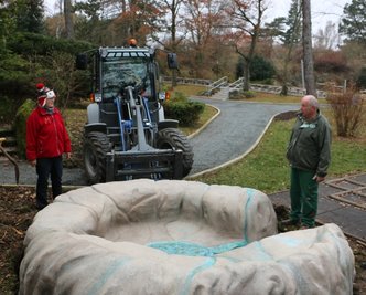 Stück für Stück wurde der Syrauer Höhlenpark in den vergangenen Monaten gestaltet. Nun kam noch ein Dolinen-Sitzstein hinzu. Mit Technikunterstützung brachte Bernd Reiher ihn in die richtige Position. 