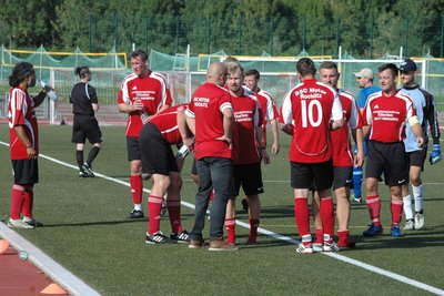 Die etwas längeren Pausen in der Verlängerung waren bei den Rochlitzer Oldies durchaus nötig. Am Ende gewannen sie mit 3:1 gegen den FSV Kriebstein und umgingen das Elfmeterschießen.