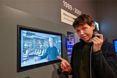Beate Kunath an der Medienstation im Heym-Forum. Auf dem Bildschirm ist Richard Swartz, schwedischer Osteuropakorrespondent, Schriftsteller und Stefan-Heym-Preisträger zu sehen.