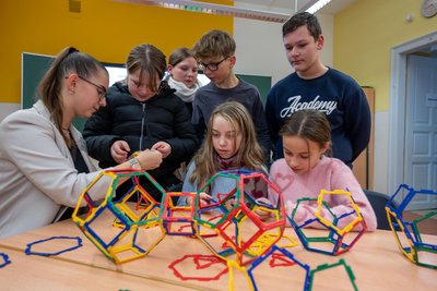 Im Mathezimmer wurde gezeigt, wie aus Flächen Körper entstehen.