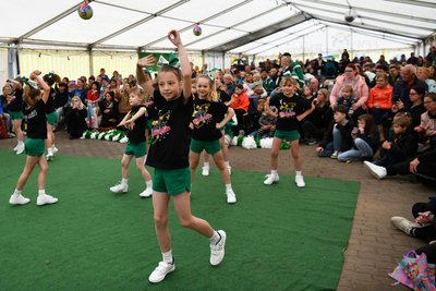 Auf der Bühne im Festzelt wird an allen drei Tagen des Dorf- und Heimatfestes in Topfseifersdorf Programm geboten.