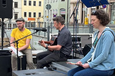 Hennig Niehus und Nathalie Senf – hier mit Sänger Michael „Pitty“ Burgold von Erzinfarkt (Mitte) – hatten die Veranstaltung in der Kreisstadt organisiert und angemeldet. Sie wollen ein Zeichen setzen, damit „sich keiner allein fühlt, der sich für Demokratie stark macht“.