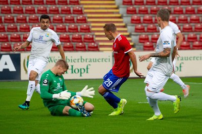 Hier klärt Jakub Jakubov gegen Hachings Felix Schröter. Zweimal musste der CFC-Torwart dann aber doch den Ball aus dem Netz holen