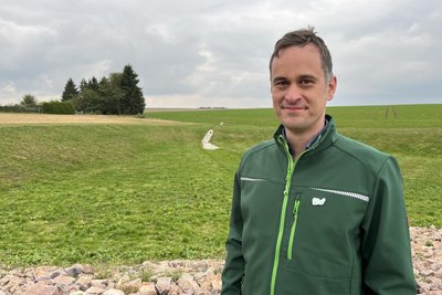 Erik Sefkow - hier vor dem neuen Regenrückhaltebecken bei Hirschfeld - ist Vorsitzender des Verbands für Ländliche Neuordnung Sachsen.