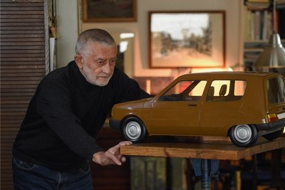 Der Chemnitzer Formgestalter Karl Clauss Dietel mit dem von ihm entworfenen, aus Holz gefertigten Originalmodell eines Pkw aus den 1970er-Jahren.