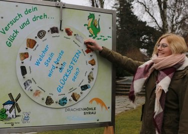 Einem Glücksrad nachempfunden, vermittelt diese neue Schautafel ebenfalls Wissenswertes. Johanna Schlagner, die vor Ort ein freiwilliges soziales Jahr absolviert, hat den Dreh bereits raus.