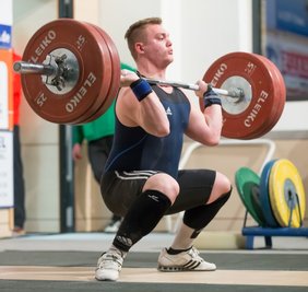 Florian Hartenberger vom Athletenteam Vogtland, hier bei einem Wettkampf vor zwei Jahren, zog sich bei der Erwärmung für das Stoßen eine Rückenverletzung zu. Die Trainer verzichteten daraufhin aus Sicherheitsgründen auf eine weitere Teilnahme. 
