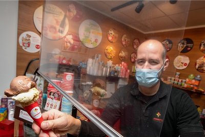 Läuft für ihn: Eisdielenbetreiber Tino Windisch hat mit seiner Filiale am Plauener Altmarkt einen Nerv getroffen.