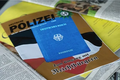 Eine Ausgabe der Zeitschrift "Deutsche Polizei", die von der Gewerkschaft der Polizei herausgegeben wird, liegt auf einem Tisch. Das Heft behandelt Fragen zum Umgang mit Reichsbürgern.