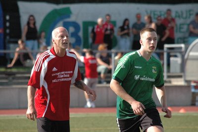 Jens Meier (l.) stand mit 52 Jahren am Sonntag die gesamten 120 Minuten auf Platz.