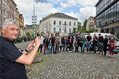 Putzaktion in Limbach-Oberfrohna: Ronny Friedrich schießt vor dem Start von einer der Arbeitsgruppen ein Foto. 