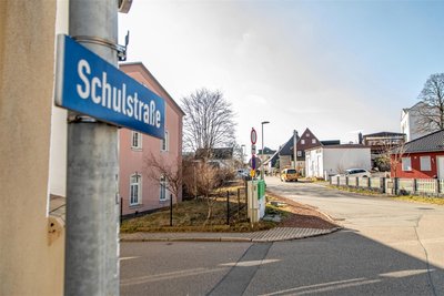 Die mutmaßlichen Täter flüchteten zu Fuß in Richtung Schulstraße.