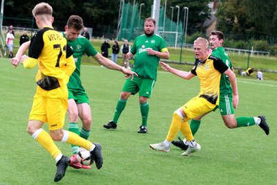 Der VFC Plauen II mit David Langer (links/hier gegen Wernesgrüns Tony Thümmler) erwartet nun Syrau II.