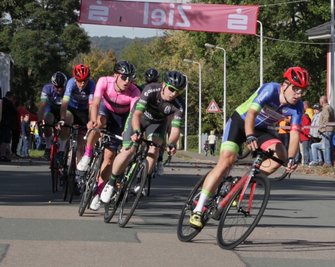 Der Vorjahreszweite Sebastian Vogel vom SV Remse (rechts) hatte im Verlauf des Eliterennens Pech. Weil es vor ihm einen Sturz gab, verlor er den Anschluss an die Spitze des Feldes. 