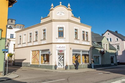 Die Einbrecher hatten ein Loch in die Schaufensterscheibe geschlagen und gelangten so an den Schmuck in der Auslage.