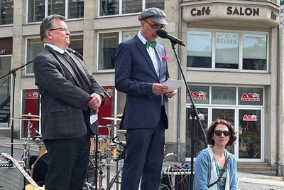 Thomas Knittel (r.), Pfarrer der St.-Annenkirche, und sein katholischer Amtskollege Andreas Schumann betraten gemeinsam die Bühne. Auch ihre Worte trafen den Nerv der Zuhörer.
