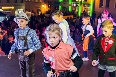Auch die Kinder vom Tanzstudio 1,2 Step waren bei der Einkaufsnacht dabei – natürlich standesgemäß im Bayern-Outfit.