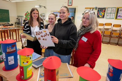 Lena, Jolina, Josy und Kunstlehrerin Claudia Richter (von links) haben ein Buch über das Mittelalter gestaltet: mit Architektur, Rezepten und Schrift.