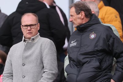 Vereinspräsident Thomas Schlesinger (l.) und Sportvorstand Jens Haustein waren unter den Zuschauern in Essen.
