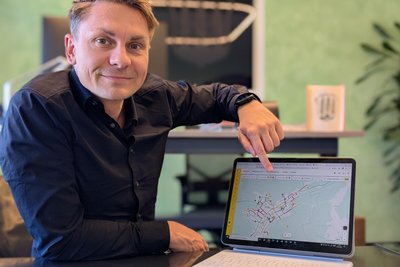 Thalheims Bürgermeister Nico Dittmann mit einer Karte, die den Zustand des Straßennetzes zeigt. Sorgenkind ist dabei vor allem der Verlauf der B 180 im Ort.