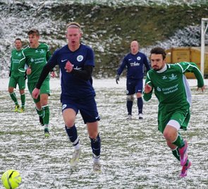 Da der Ball auf dem eisigen Rasen schnell wurde, war die Partie in Drebach geprägt von Laufduellen. Hier versucht FVK-Angreifer Merrell Böhm (r.), an Raschaus Abwehrspieler Samuel Knechtel vorbeizukommen. 