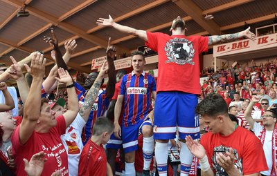 Maximilian Zimmer (oben rechts) von Energie Cottbus feiert am Sonntag mit seinen Mitspielern und den Fans den Aufstieg.