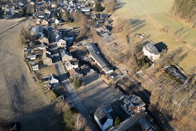Das Grundstück Zschopauer Straße 25 (vorn Mitte) in Herold und das Gelände des früheren Harzerteichs schräg dahinter will die Stadt Thum ebenfalls veräußern.