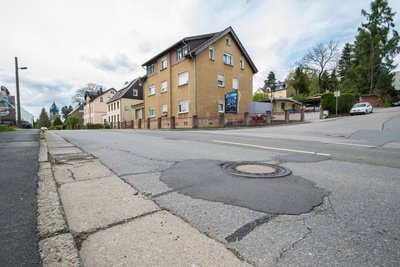 Der Straße ist ihr Alter an vielen Stellen anzusehen.