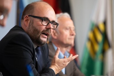 Sachsens Finanzminister Christian Piwarz (CDU) während der Vorstellung des Haushaltsentwurfs.