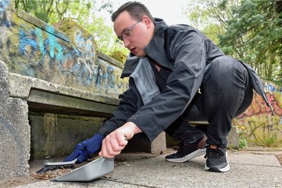 Putzaktion in Limbach-Oberfrohna: Lucas Schreckenbach gehört zu den Initiatoren des Arbeitseinsatzes. 