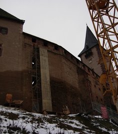 
              <p class="artikelinhalt">Der Kran zeugt davon, dass das schloss Rochlitz vorerst eine Baustelle bleibt. Doch neue Veranstaltungen sollen das Publikum trotzdem anlocken. </p>
            