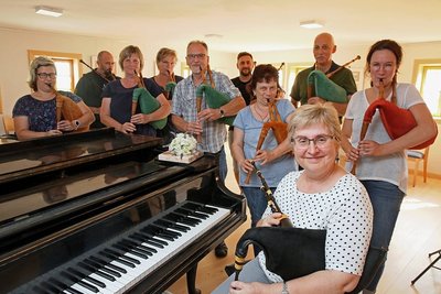 Extra fürs Foto sind die Schüler von Karin Beier (vorn), die mit Abstand im Geyer-Haus musiziert haben, einmal kurz zusammengerückt. 